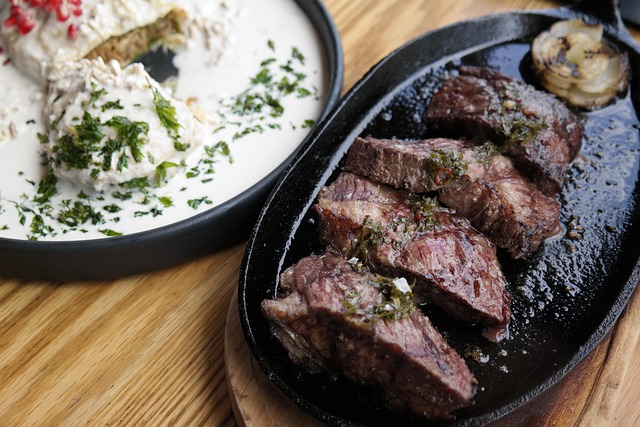 persona usando aplicación de tecnología financiera en su teléfono móvil