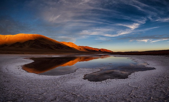 paneles solares en el desierto de Atacama Chile con cielo azul brillante