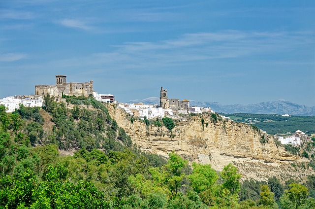 mercado central de Santiago con comerciantes y productos frescos representando la economía local