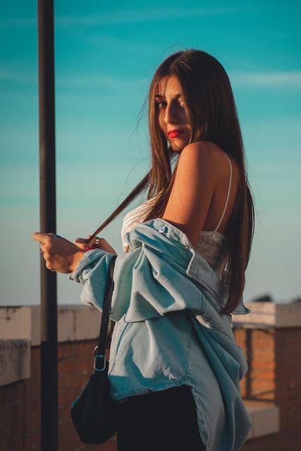 persona profesional revisando gráficos estadísticos en computador portátil con datos económicos chilenos